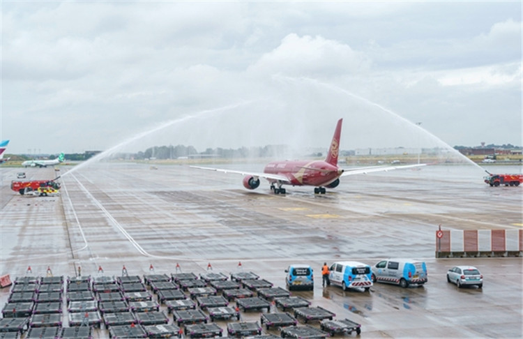 图为布鲁塞尔-上海返程航班出发前，布鲁塞尔机场方面为返程航班举行水门仪式。吉祥航空供图