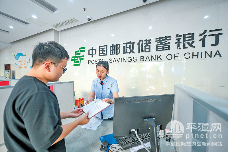 工作人员为台胞颁发台商台胞金融信用证书。.png