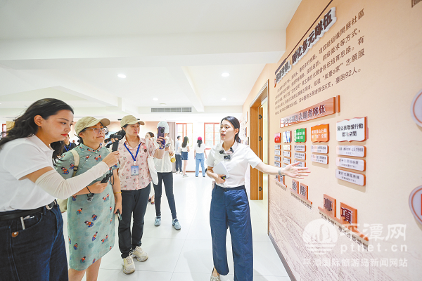 采访团在台康社区听取介绍。.png